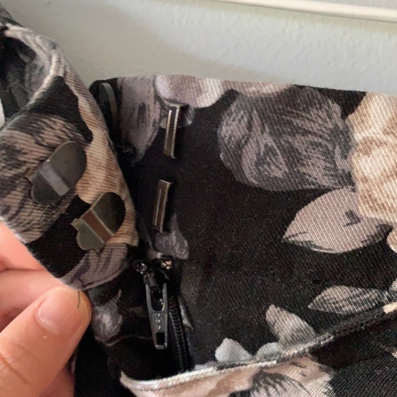 *2/$40*  Aritzia Talula Belted Floral Shorts sz 00 - Picture 5 of 6